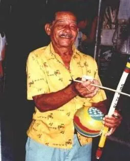 Mestre Waldemar e seu Ás de Ouro berimbau. Mestre Waldemar and his berimbau named Golden Ace